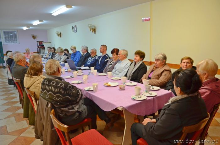 Seniorzy słuchają o zdrowiu