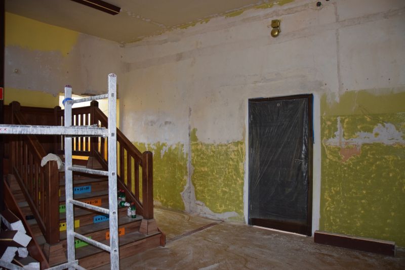 Rozpoczął się remont korytarza w Szkole Podstawowej w Szczurach