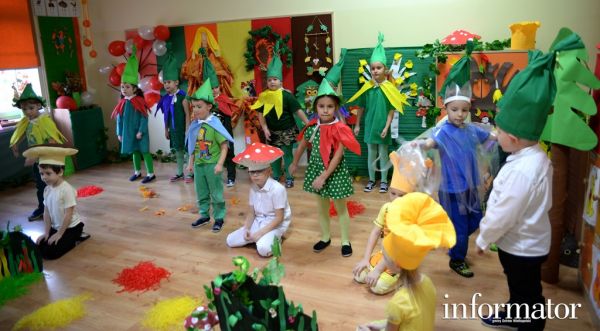 Teatralne pożegnanie jesieni w przedszkolu w Biniewie