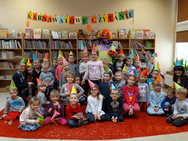 Karnawałowe czytanie i zabawy z klaunem w bibliotece w Daniszynie