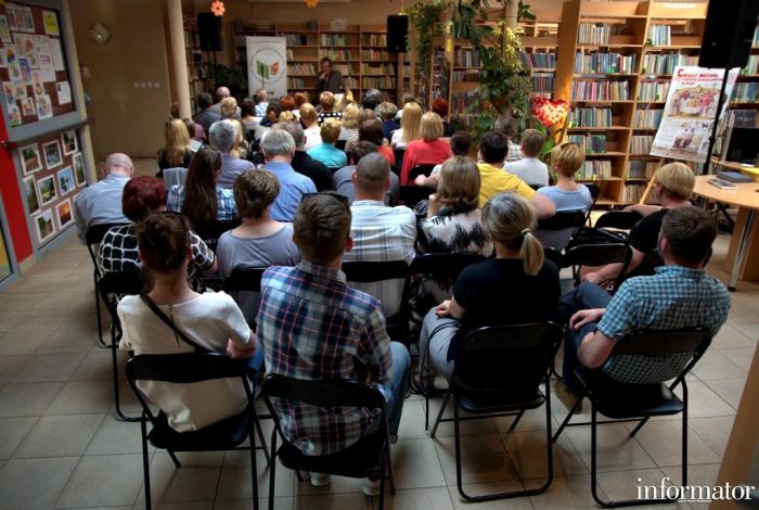 Andrzej Poniedzielski w bibliotece .