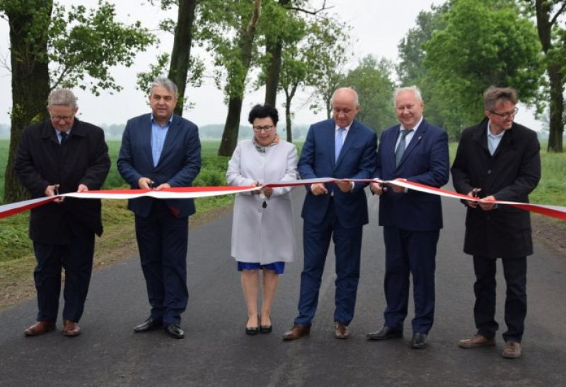 Borowiec. Droga powiatowa po remoncie