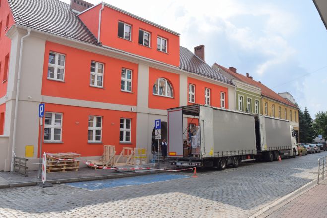 W nowym budynku Urzędu Gminy przy ulicy Gimnazjalnej rozpoczął się ostatni etap prac – wyposażanie pomieszczeń.